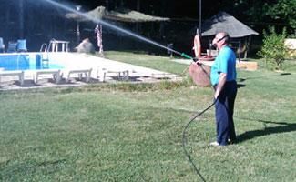 Desratizaciones Sur S.L. hombre fumigando jardín