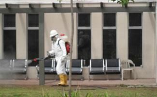 Desratizaciones Sur S.L. hombre con traje fumigando