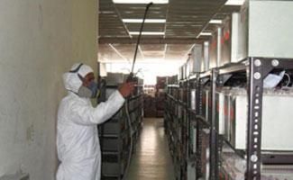 Desratizaciones Sur S.L. hombre fumigando en bodega
