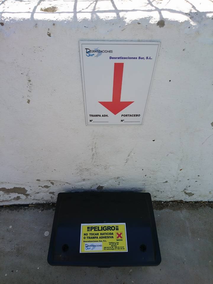 Desratizaciones Sur S.L. caja con insecticidas